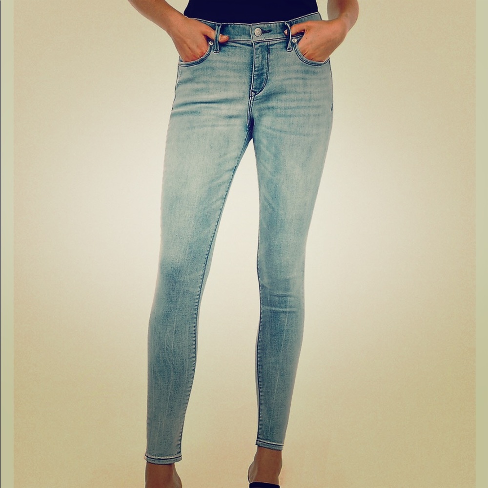 NWOT Mid Rise Perfect Curves Light Skinny Jeans